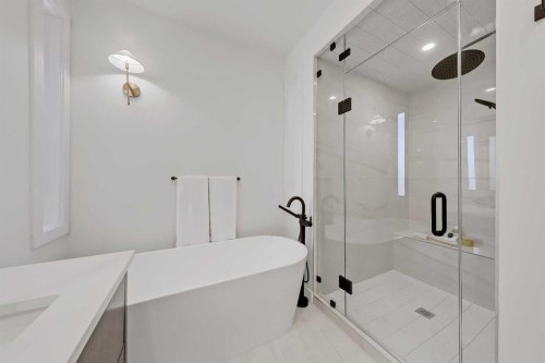 5020 21A Street Sw, Calgary, AB - Indoor Photo Showing Bathroom