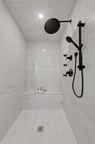 5020 21A Street Sw, Calgary, AB - Indoor Photo Showing Bathroom