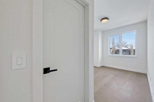 5020 21A Street Sw, Calgary, AB - Indoor Photo Showing Other Room