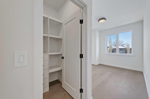5020 21A Street Sw, Calgary, AB - Indoor Photo Showing Other Room