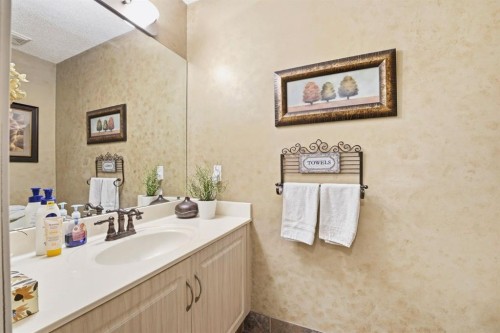 54 Rockbluff Close Nw, Calgary, AB - Indoor Photo Showing Bathroom