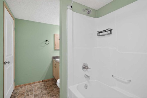 105-23 Everridge Square Sw, Calgary, AB - Indoor Photo Showing Bathroom