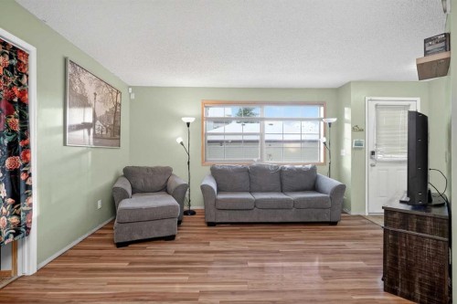 105-23 Everridge Square Sw, Calgary, AB - Indoor Photo Showing Living Room