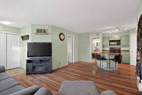 105-23 Everridge Square Sw, Calgary, AB - Indoor Photo Showing Living Room