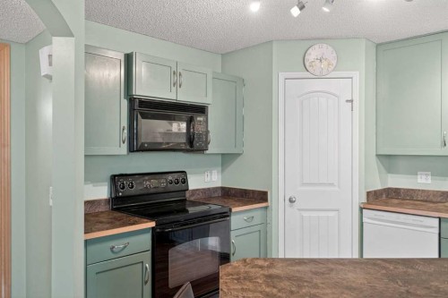 105-23 Everridge Square Sw, Calgary, AB - Indoor Photo Showing Kitchen