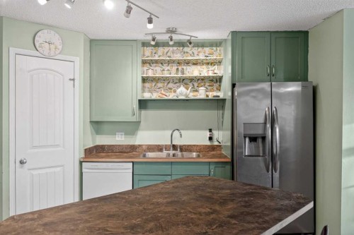 105-23 Everridge Square Sw, Calgary, AB - Indoor Photo Showing Kitchen With Double Sink