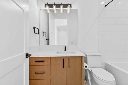 140 Discovery Drive Sw, Calgary, AB - Indoor Photo Showing Bathroom