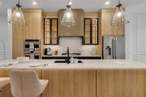 646 25 Avenue Nw, Calgary, AB - Indoor Photo Showing Kitchen With Upgraded Kitchen