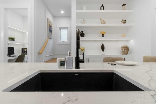 646 25 Avenue Nw, Calgary, AB - Indoor Photo Showing Kitchen