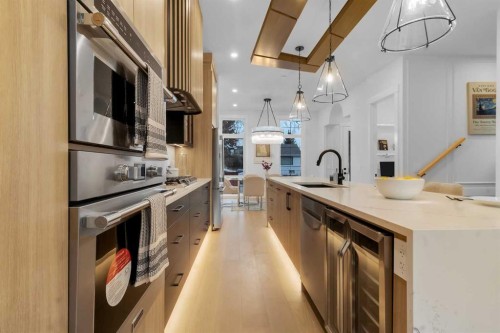 646 25 Avenue Nw, Calgary, AB - Indoor Photo Showing Kitchen With Upgraded Kitchen