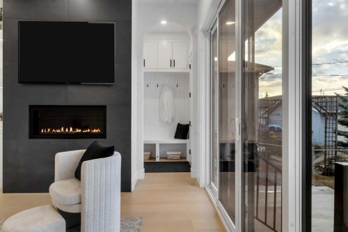 646 25 Avenue Nw, Calgary, AB - Indoor With Fireplace