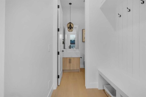 646 25 Avenue Nw, Calgary, AB - Indoor Photo Showing Other Room