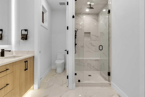 646 25 Avenue Nw, Calgary, AB - Indoor Photo Showing Bathroom