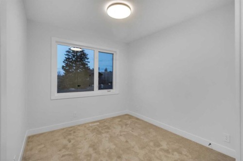 646 25 Avenue Nw, Calgary, AB - Indoor Photo Showing Other Room