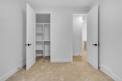 646 25 Avenue Nw, Calgary, AB - Indoor Photo Showing Other Room