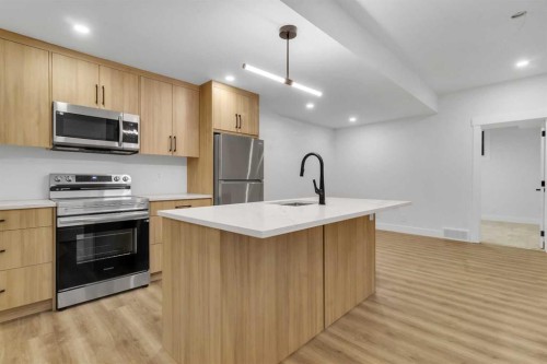 646 25 Avenue Nw, Calgary, AB - Indoor Photo Showing Kitchen
