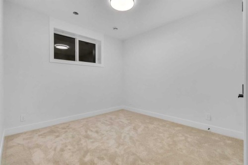 646 25 Avenue Nw, Calgary, AB - Indoor Photo Showing Other Room