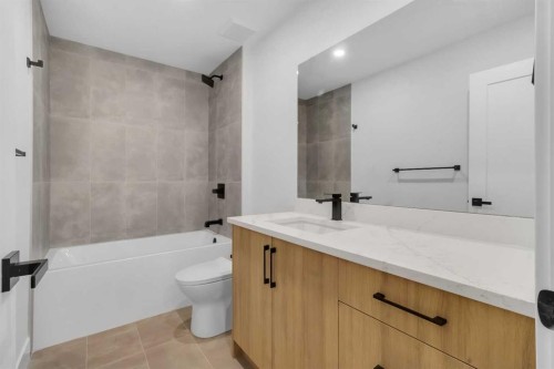 646 25 Avenue Nw, Calgary, AB - Indoor Photo Showing Bathroom