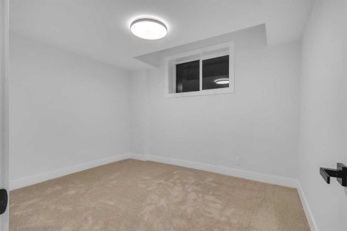 646 25 Avenue Nw, Calgary, AB - Indoor Photo Showing Other Room