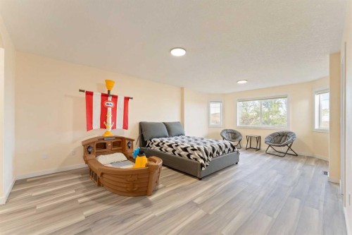 20 Sherwood Circle Nw, Calgary, AB - Indoor Photo Showing Bedroom
