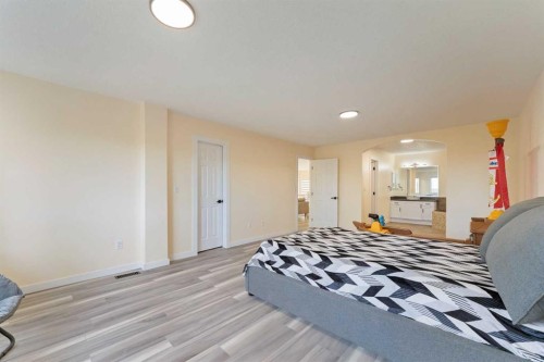 20 Sherwood Circle Nw, Calgary, AB - Indoor Photo Showing Bedroom