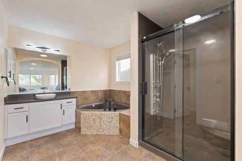 20 Sherwood Circle Nw, Calgary, AB - Indoor Photo Showing Bathroom