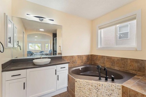 20 Sherwood Circle Nw, Calgary, AB - Indoor Photo Showing Bathroom