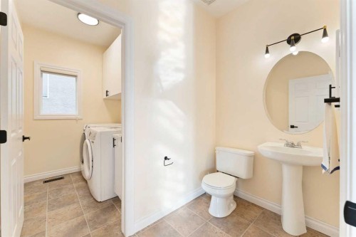 20 Sherwood Circle Nw, Calgary, AB - Indoor Photo Showing Bathroom