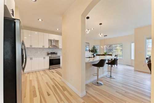 20 Sherwood Circle Nw, Calgary, AB - Indoor Photo Showing Kitchen With Upgraded Kitchen