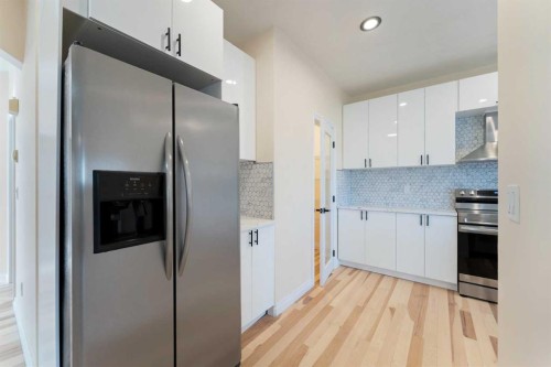 20 Sherwood Circle Nw, Calgary, AB - Indoor Photo Showing Kitchen
