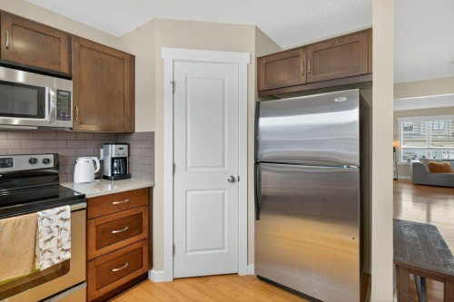 18 West Coach Road Sw, Calgary, AB - Indoor Photo Showing Kitchen