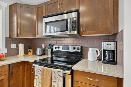 18 West Coach Road Sw, Calgary, AB - Indoor Photo Showing Kitchen