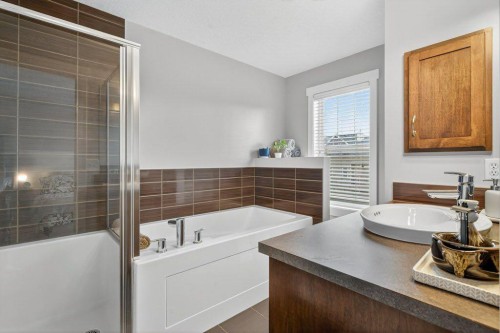 18 West Coach Road Sw, Calgary, AB - Indoor Photo Showing Bathroom