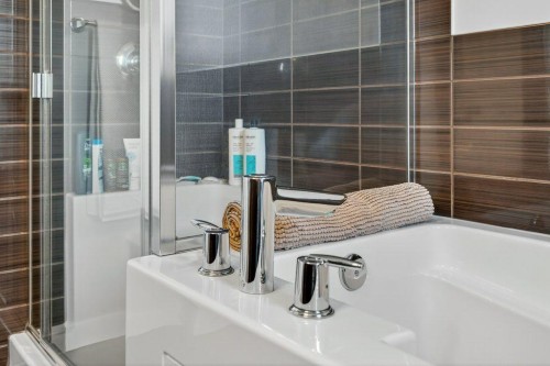 18 West Coach Road Sw, Calgary, AB - Indoor Photo Showing Bathroom