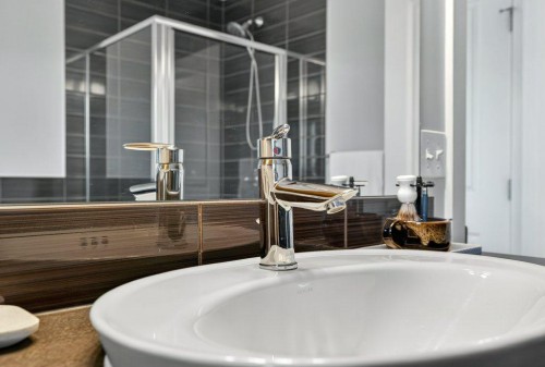 18 West Coach Road Sw, Calgary, AB - Indoor Photo Showing Bathroom