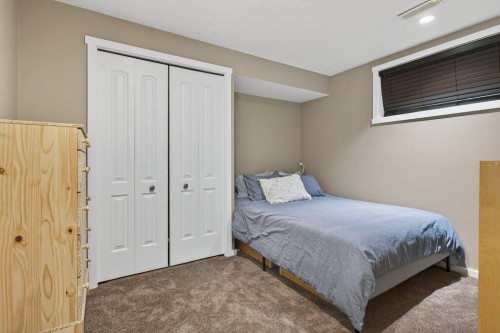 18 West Coach Road Sw, Calgary, AB - Indoor Photo Showing Bedroom