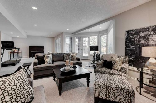 436 Evergreen Circle Sw, Calgary, AB - Indoor Photo Showing Living Room