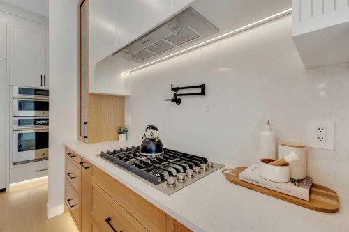 1321 10 Avenue Se, Calgary, AB - Indoor Photo Showing Kitchen