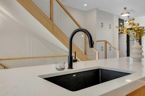 1321 10 Avenue Se, Calgary, AB - Indoor Photo Showing Kitchen