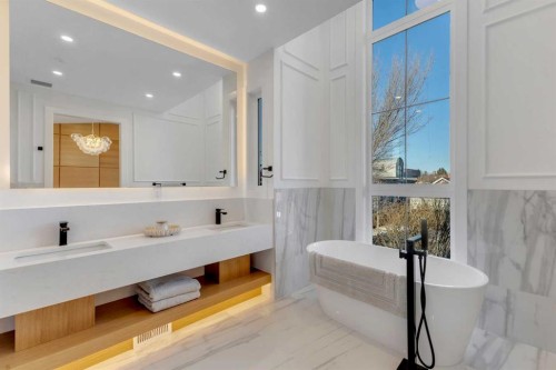 1321 10 Avenue Se, Calgary, AB - Indoor Photo Showing Bathroom