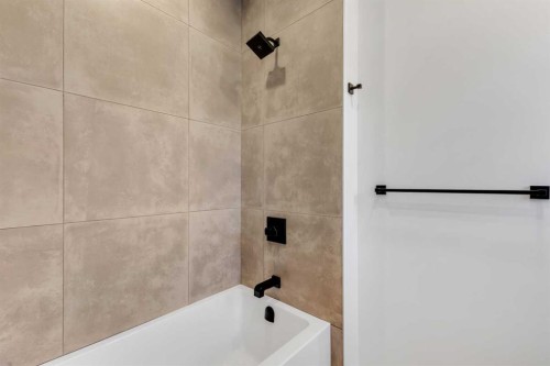 1321 10 Avenue Se, Calgary, AB - Indoor Photo Showing Bathroom