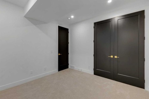 1321 10 Avenue Se, Calgary, AB - Indoor Photo Showing Other Room