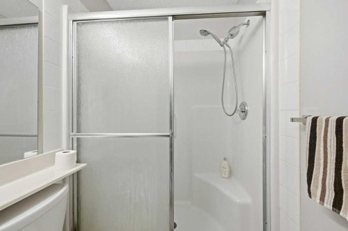 1009 Country Hills Circle Nw, Calgary, AB - Indoor Photo Showing Bathroom
