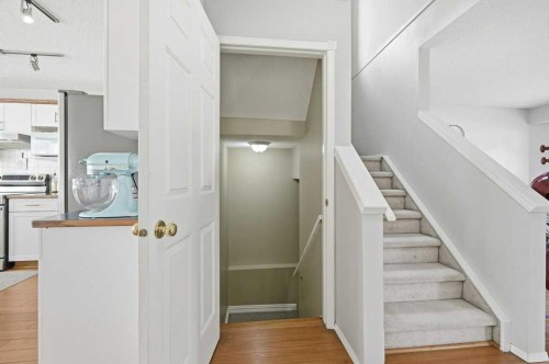 1009 Country Hills Circle Nw, Calgary, AB - Indoor