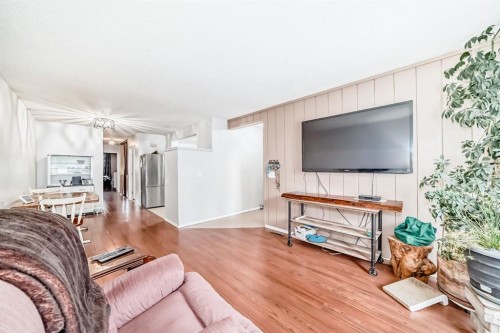 1802-3500 Varsity Drive Nw, Calgary, AB - Indoor Photo Showing Living Room