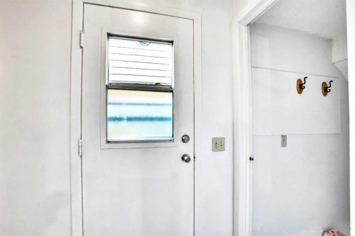 48 Templeridge Crescent Ne, Calgary, AB - Indoor Photo Showing Other Room