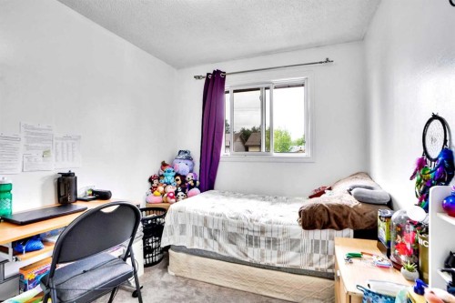 48 Templeridge Crescent Ne, Calgary, AB - Indoor Photo Showing Bedroom