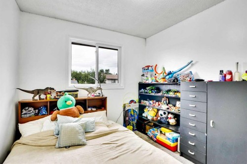 48 Templeridge Crescent Ne, Calgary, AB - Indoor Photo Showing Bedroom