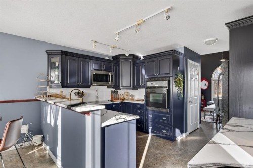 10 Willow Springs Crescent, Sylvan Lake, AB - Indoor Photo Showing Kitchen