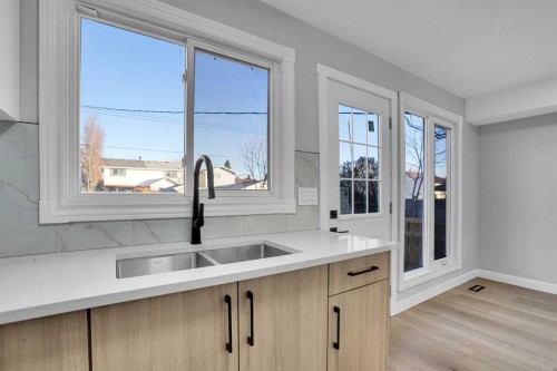7842 21A Street Se, Calgary, AB - Indoor Photo Showing Kitchen